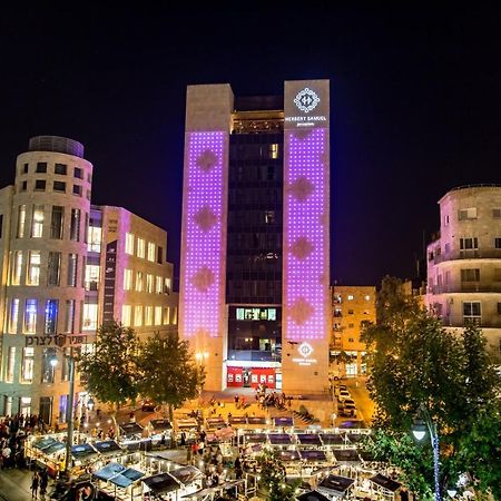 โรงแรมเฮอร์เบิร์ต ซามูเอล เจรูซาเล็ม เยรูซาเลม ภายนอก รูปภาพ The building at night