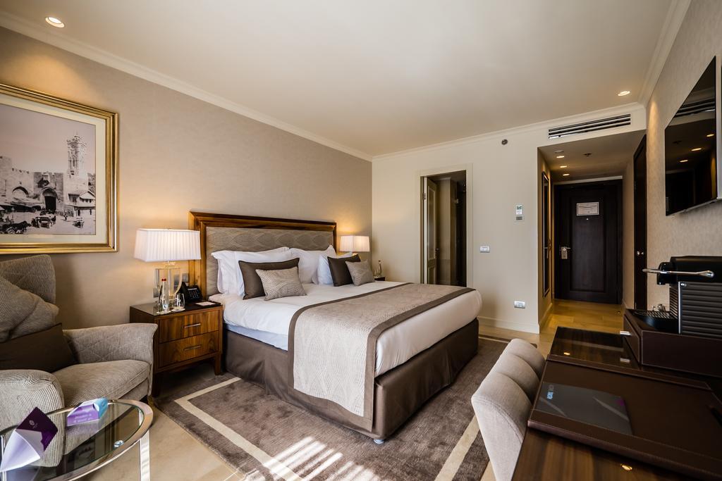 โรงแรมเฮอร์เบิร์ต ซามูเอล เจรูซาเล็ม เยรูซาเลม ภายนอก รูปภาพ A bedroom at the hotel