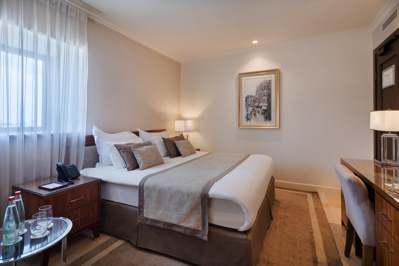 โรงแรมเฮอร์เบิร์ต ซามูเอล เจรูซาเล็ม เยรูซาเลม ภายนอก รูปภาพ A bedroom at the hotel