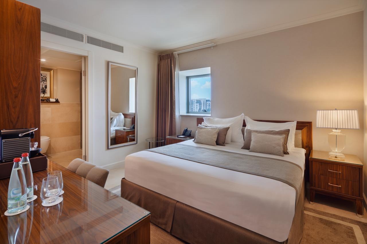 โรงแรมเฮอร์เบิร์ต ซามูเอล เจรูซาเล็ม เยรูซาเลม ภายนอก รูปภาพ A bedroom at the Waldorf Astoria Jerusalem