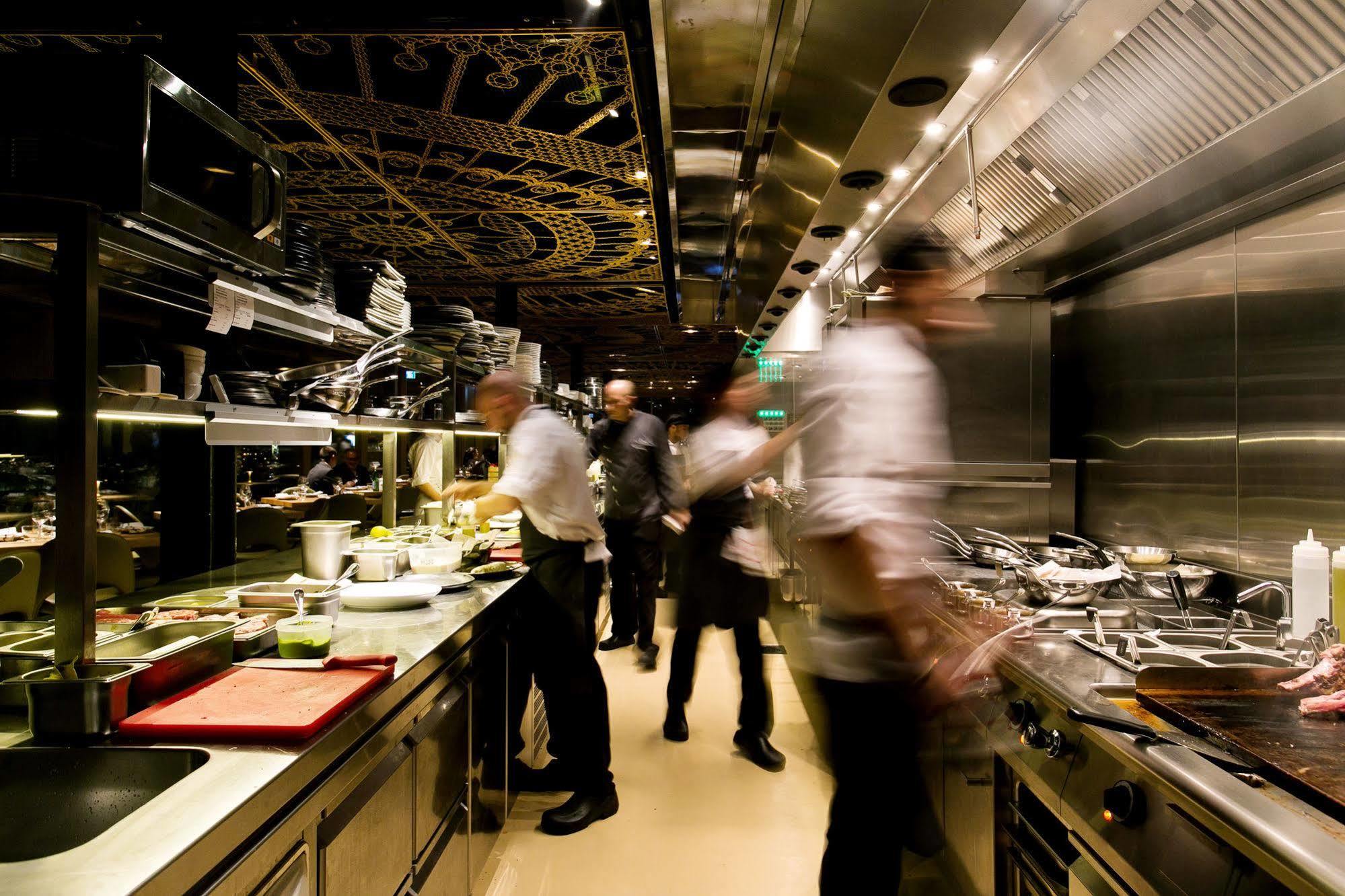 โรงแรมเฮอร์เบิร์ต ซามูเอล เจรูซาเล็ม เยรูซาเลม ภายนอก รูปภาพ The kitchen at the restaurant