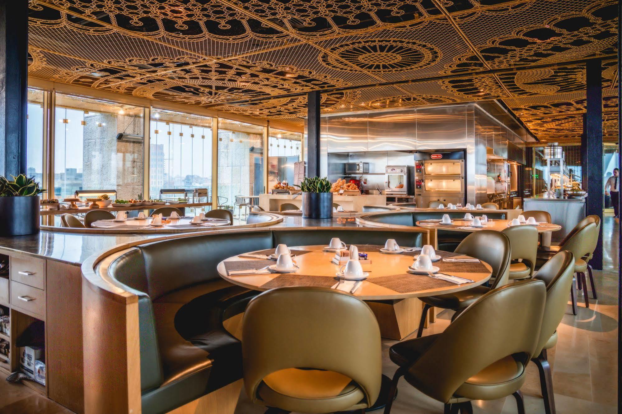 โรงแรมเฮอร์เบิร์ต ซามูเอล เจรูซาเล็ม เยรูซาเลม ภายนอก รูปภาพ The interior of the restaurant