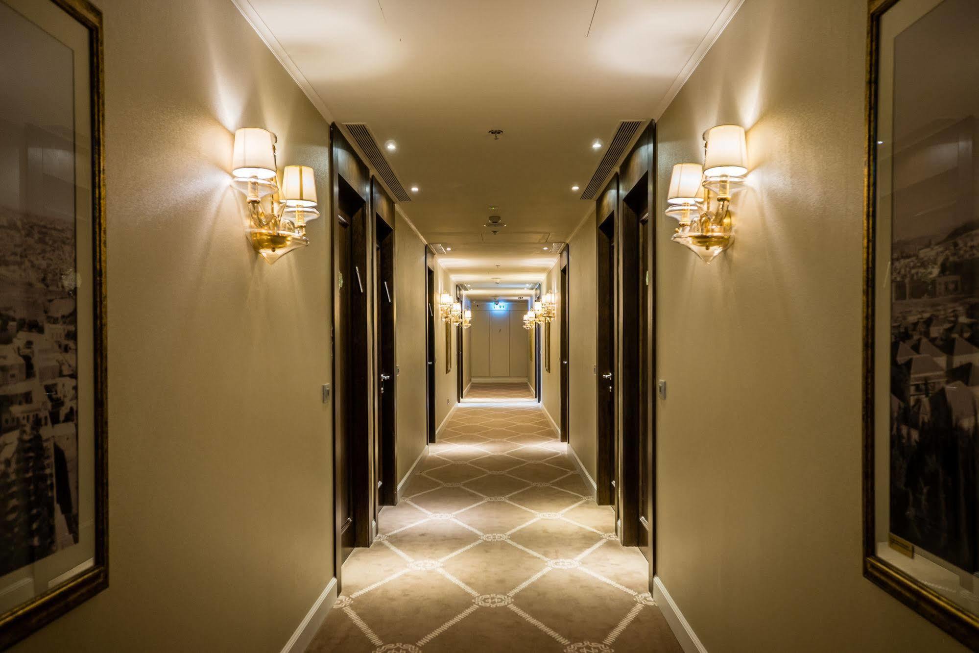 โรงแรมเฮอร์เบิร์ต ซามูเอล เจรูซาเล็ม เยรูซาเลม ภายนอก รูปภาพ A corridor in a hotel