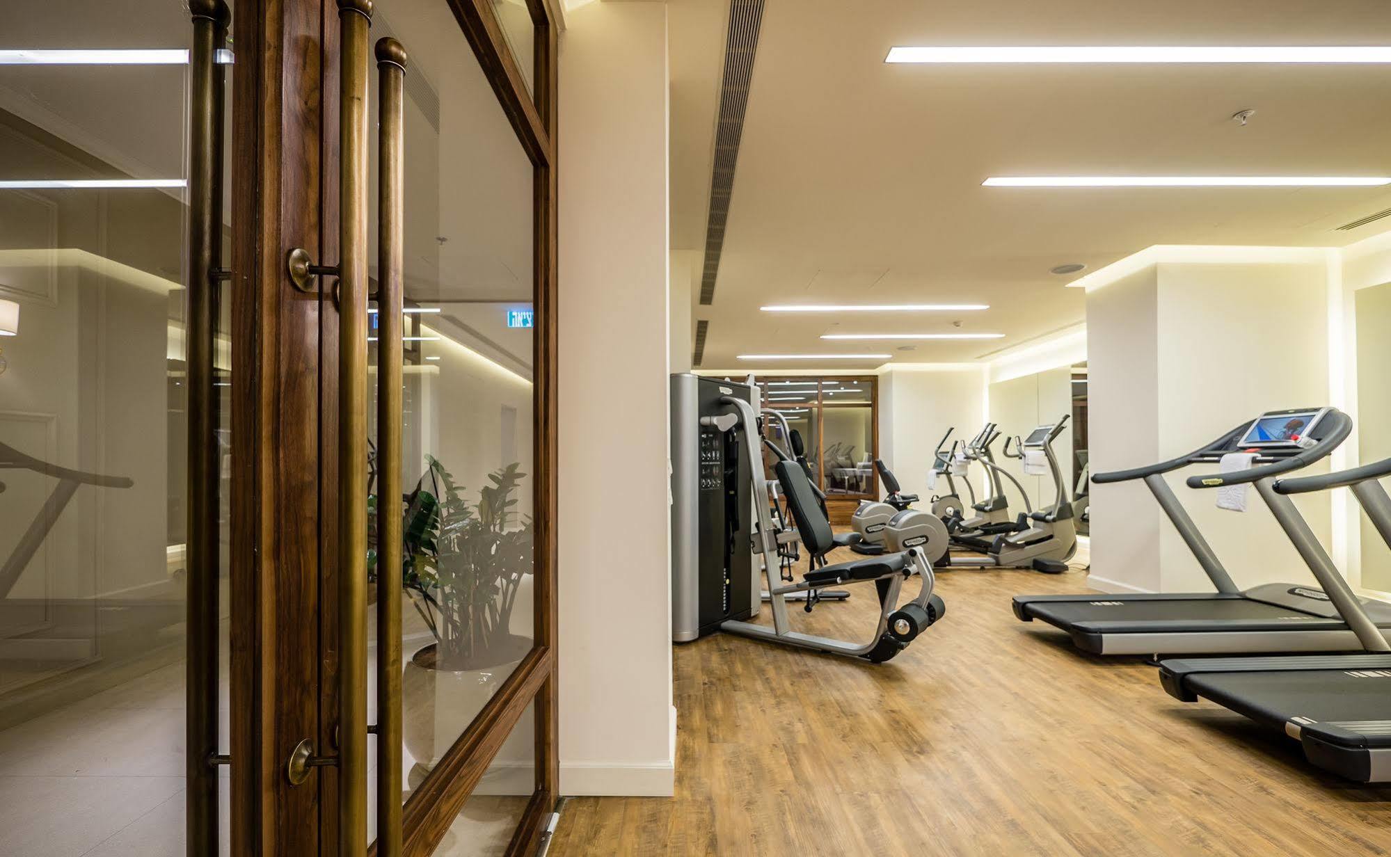 โรงแรมเฮอร์เบิร์ต ซามูเอล เจรูซาเล็ม เยรูซาเลม ภายนอก รูปภาพ The gym at the hotel