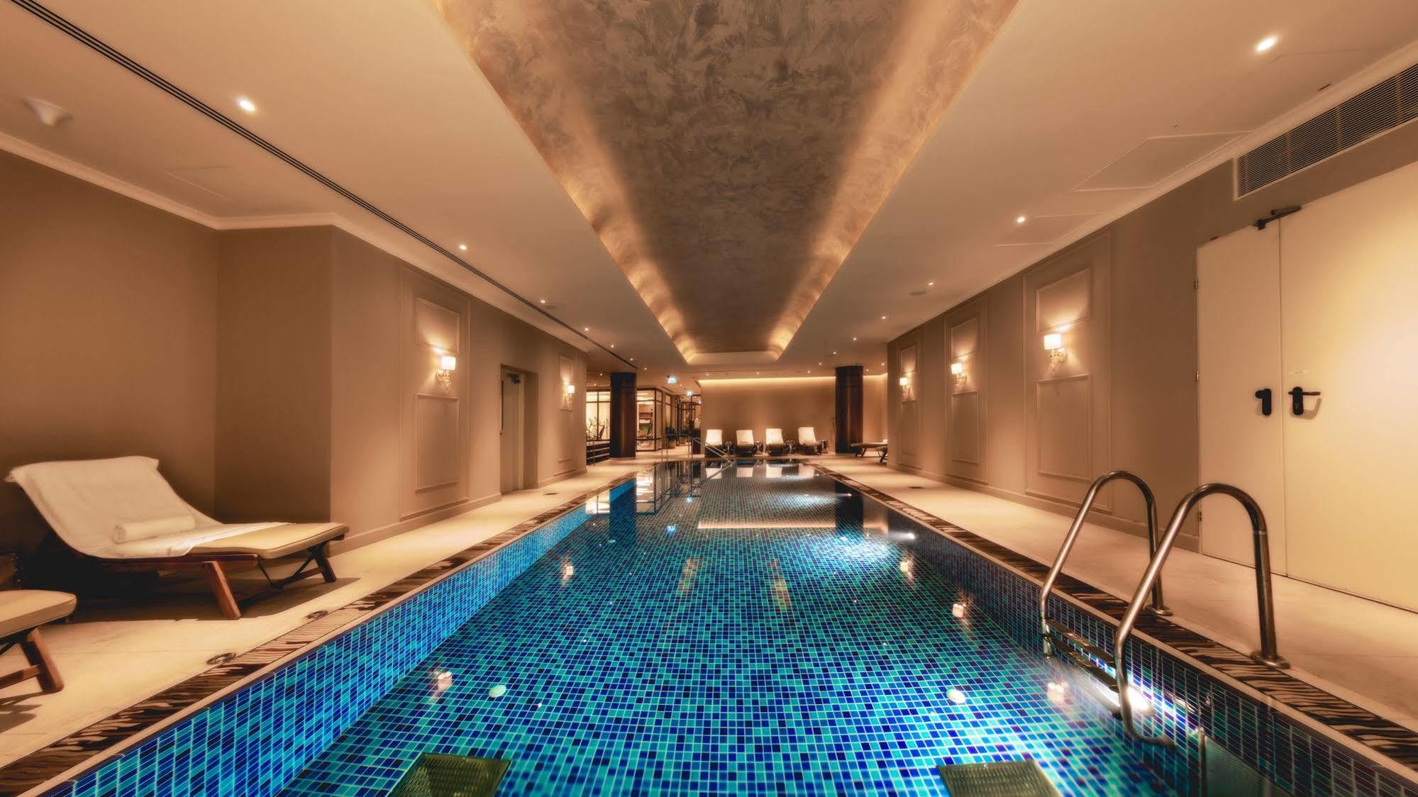 โรงแรมเฮอร์เบิร์ต ซามูเอล เจรูซาเล็ม เยรูซาเลม ภายนอก รูปภาพ The swimming pool at the hotel