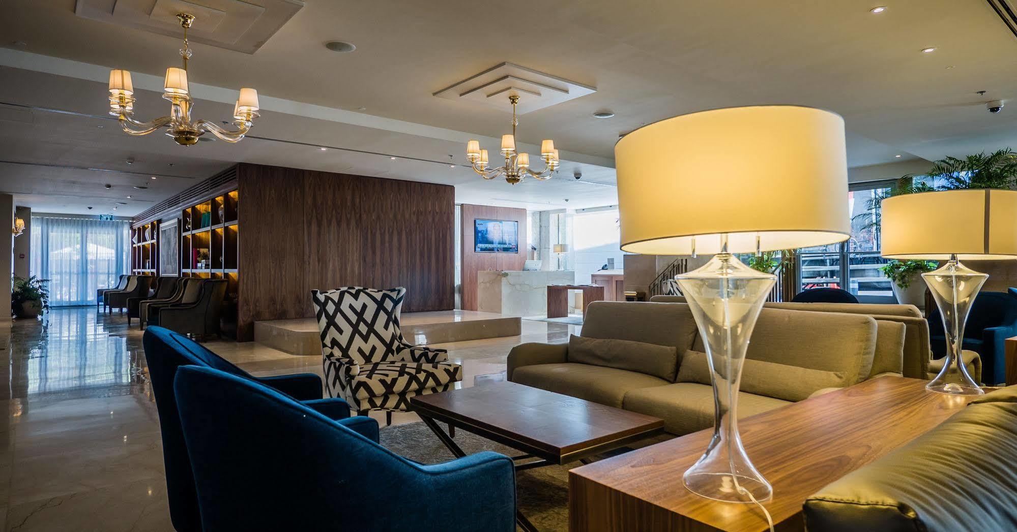 โรงแรมเฮอร์เบิร์ต ซามูเอล เจรูซาเล็ม เยรูซาเลม ภายนอก รูปภาพ The lounge at the airport