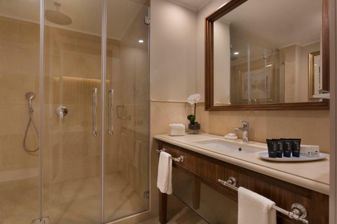 โรงแรมเฮอร์เบิร์ต ซามูเอล เจรูซาเล็ม เยรูซาเลม ภายนอก รูปภาพ A shower with a sliding door